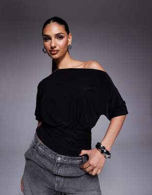 ASOS DESIGN - Asymmetrisches, kurzärmliges Oberteil in Schwarz mit One-Shoulder-Träger und geraffter Taille
