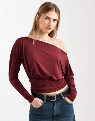 ASOS DESIGN - Asymmetrisches, langärmliges, anschmiegsames Oberteil in Burgunderrot mit One-Shoulder-Träger und geraffte...