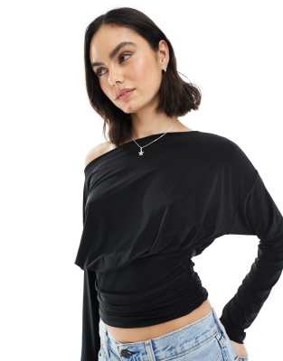 ASOS DESIGN - Asymmetrisches, langärmliges, anschmiegsames Oberteil in Schwarz mit One-Shoulder-Träger und geraffter Tai...