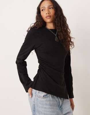 ASOS DESIGN - Asymmetrisches, langärmliges Oberteil in Schwarz mit gerafften Seiten