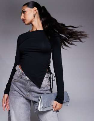 ASOS DESIGN - Asymmetrisches, langärmliges Oberteil in Schwarz mit seitlichem Gitterdetail