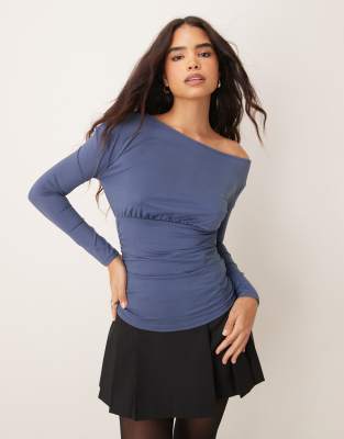 ASOS DESIGN - Asymmetrisches, lockeres Oberteil in Marineblau mit One-Shoulder-Träger