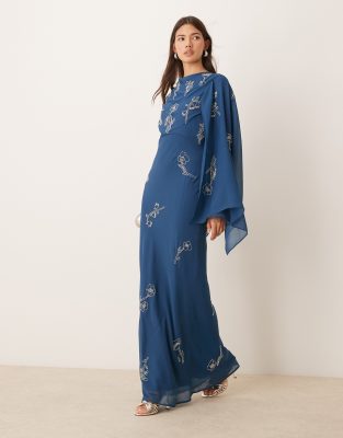 ASOS DESIGN - Asymmetrisches Maxikleid in Dunkelblau mit Wasserfallausschnitt, Blumen-Verzierung und Cape-Detail