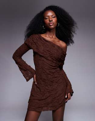 ASOS DESIGN - Asymmetrisches Maxikleid in Schokobraun mit One-Shoulder-Träger-Brown