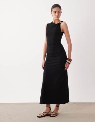 ASOS DESIGN - Asymmetrisches Maxikleid in Schwarz mit goldfarbenem Metallbesatz