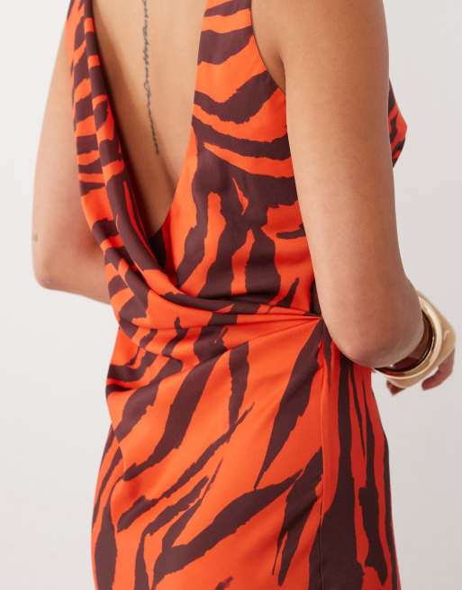 ASOS DESIGN asymmetrisches Maxikleid mit offenem Rücken und abstraktem Tigerprint, 4 von 4