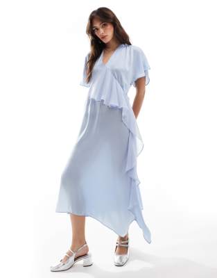 ASOS DESIGN - Asymmetrisches Midikleid aus Satin in Hellblau mit Rüschendetail