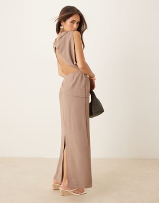 ASOS DESIGN - Asymmetrisches Midikleid in Mokka mit verdrehter Rückseite-Braun