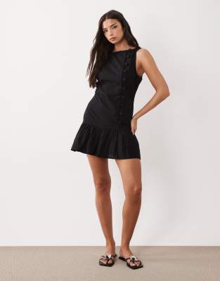 ASOS DESIGN - Asymmetrisches Mini-Sommerkleid in Schwarz im Westen-Schnitt mit U-Boot-Ausschnitt und tiefer Taille