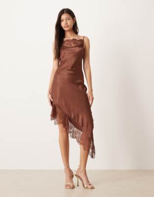 ASOS DESIGN - Asymmetrisches Mini-Trägerkleid aus Satin in Schokobraun mit Spitzenbesatz-Brown