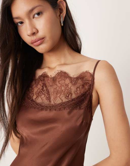 ASOS DESIGN – Asymmetrisches Mini-Trägerkleid aus Satin in Schokobraun mit Spitzenbesatz, 2 von 4
