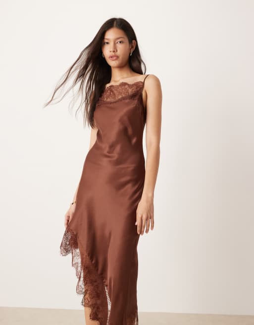 ASOS DESIGN – Asymmetrisches Mini-Trägerkleid aus Satin in Schokobraun mit Spitzenbesatz, 3 von 4