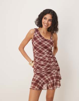 ASOS DESIGN - Asymmetrisches Minikleid in Burgunderrot mit verdrehtem One-Shoulder-Träger und Karomuster-Bunt