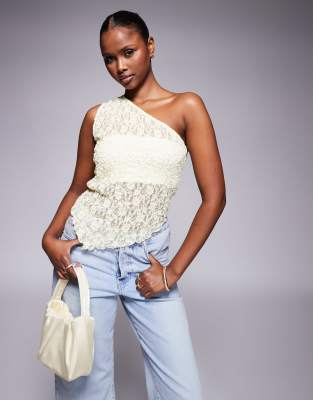 ASOS DESIGN - Asymmetrisches Oberteil aus Spitze in Buttermilchgelb mit One-Shoulder-Träger