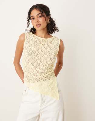 ASOS DESIGN - Asymmetrisches Oberteil aus transparenter Spitze in Buttermilchgelb mit seitlicher Raffung und ausgestellt...