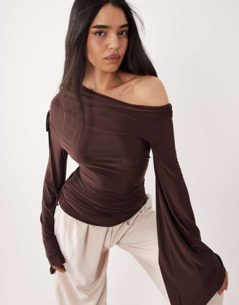 ASOS DESIGN – Asymmetrisches Oberteil in Schokobraun mit geraffter Taille und Trompetenärmeln - view 1