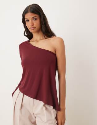 ASOS DESIGN - Asymmetrisches One-Shoulder-Oberteil in Burgunderrot mit Schulterpolstern und langen Ärmeln