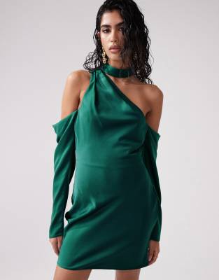 ASOS DESIGN - Asymmetrisches, schulterfreies Minikleid aus Satin in Grün