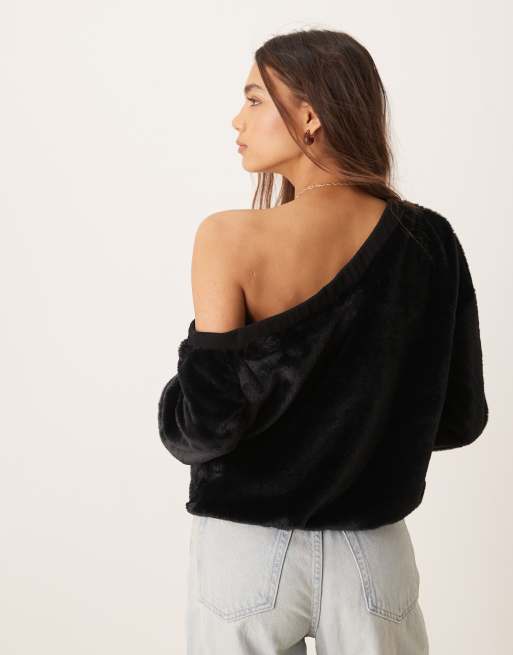 ASOS DESIGN – Asymmetrisches, schulterfreies Oberteil aus Kunstpelz in Schwarz, 3 von 4