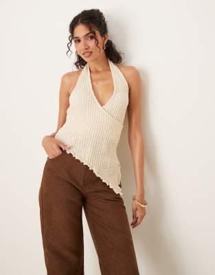 ASOS DESIGN - Asymmetrisches, strukturiertes Neckholder-Oberteil in Ecru mit Wickeldetail-Weiß