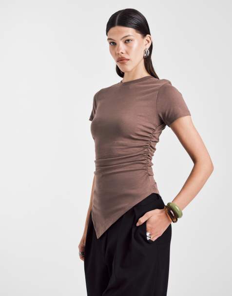 ASOS DESIGN – Asymmetrisches T-Shirt in Schokobraun mit seitlicher Raffung - view 1