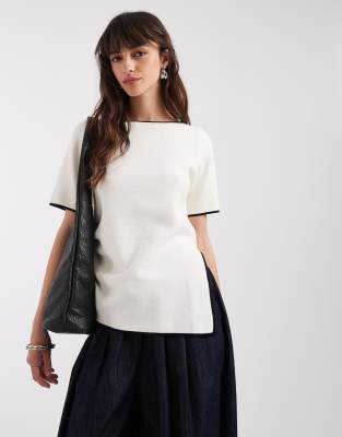 ASOS DESIGN - Asymmetrisches T-Shirt in Weiß mit seitlicher Raffung und schwarzen Zierstreifen