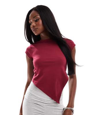Thumbnail - ASOS DESIGN - Asymmetrisches T-Shirt in Weinrot mit knappem Schnitt