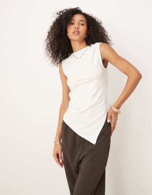 ASOS DESIGN - Asymmetrisches Tanktop in Kokosnussmilchweiß