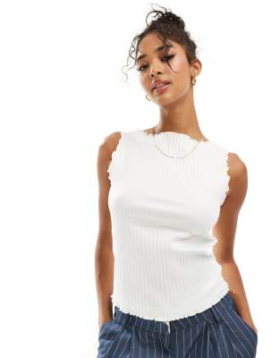 ASOS DESIGN - Asymmetrisches Tanktop in Weiß mit U-Boot-Ausschnitt und ungesäumten Kanten