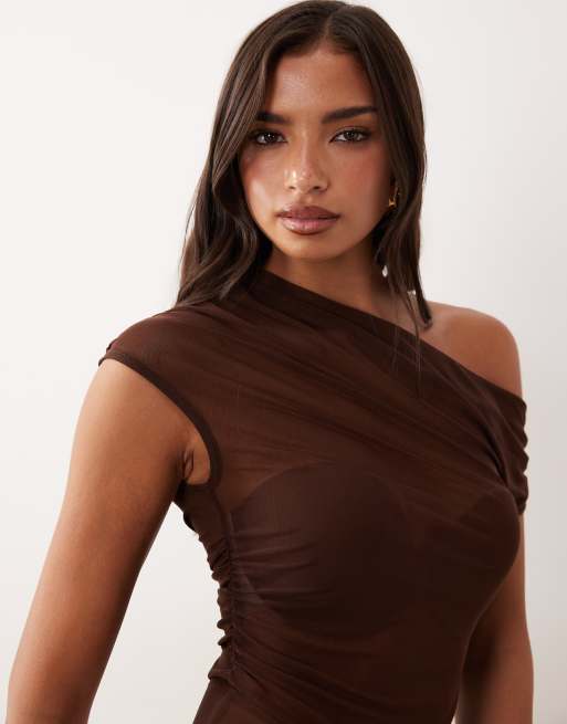ASOS DESIGN – Asymmetrisches, transparentes Netzstoff-Oberteil in Schokobraun mit gerafftem One-Shoulder-Träger, 4 von 4