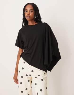 ASOS DESIGN - Asymmetrisches Wasserfall-T-Shirt in Schwarz