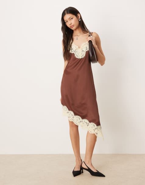 ASOS DESIGN - Asymmetrisk brun cami-minikjole i satin med blondekanter - view 1