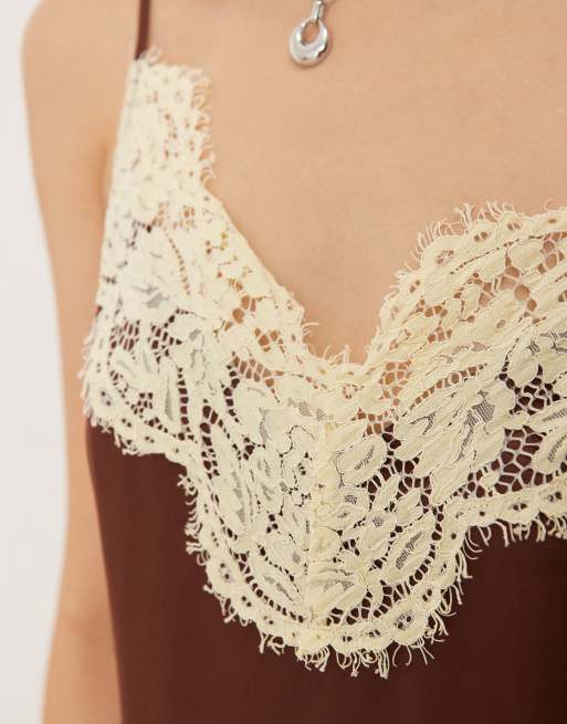 ASOS DESIGN - Asymmetrisk brun cami-minikjole i satin med blondekanter, 3 af 4