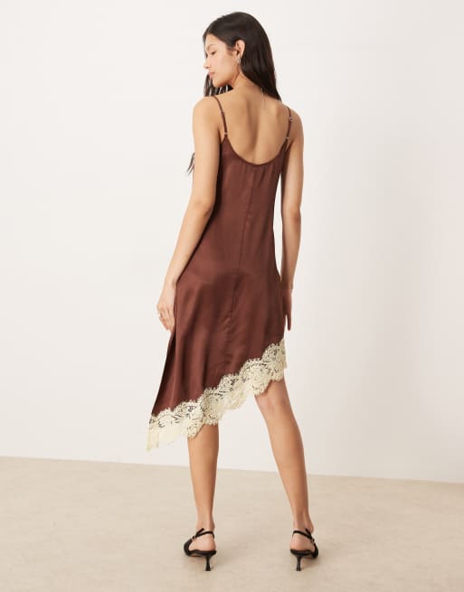 ASOS DESIGN - Asymmetrisk brun cami-minikjole i satin med blondekanter, 4 af 4