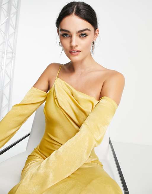 ASOS DESIGN - Asymmetrisk cold shoulder-maxikjole i guldfarvet satin, 3 af 4