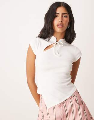 ASOS DESIGN - Asymmetrisk hvid top med rouleau-bindebånd - view 1