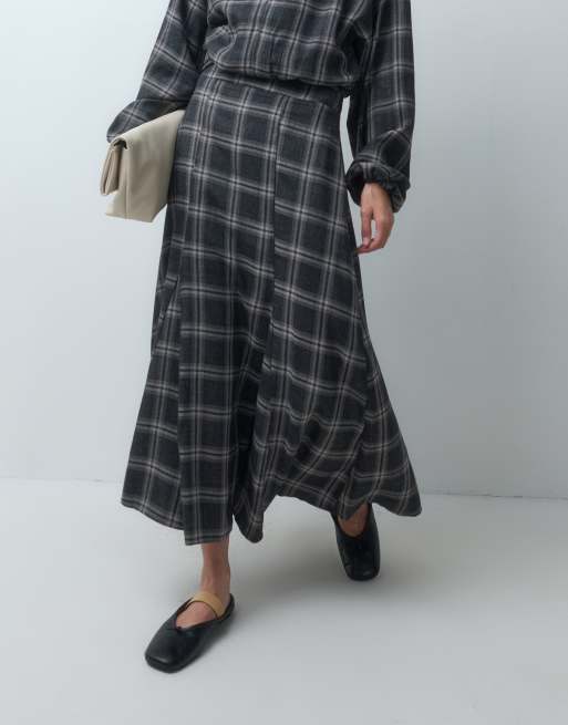 ASOS DESIGN asymmetrisk maxikjol med sänkt midja i monorutigt set, 2 av 5
