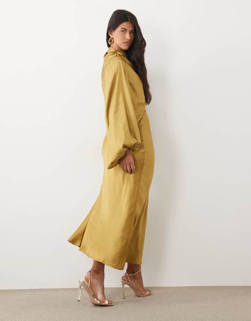 ASOS DESIGN asymmetrisk maxiklänning i satin med blusärmar i ockra, 4 av 4