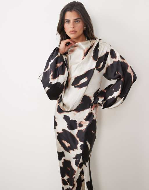 ASOS DESIGN asymmetrisk maxiklänning i satin med blusärmar och mono-animalprint, 2 av 4