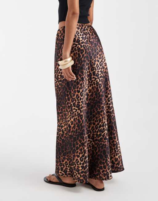 ASOS DESIGN - Asymmetrisk maxinederdel i satin med dyreprint, 4 af 5