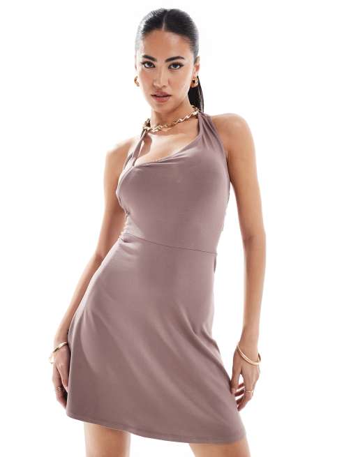 ASOS DESIGN - Asymmetrisk minikjole med halterneck i mokkabrun