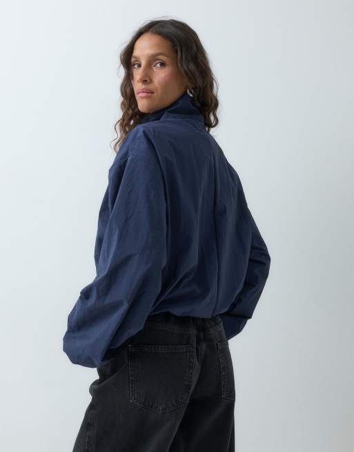 ASOS DESIGN asymmetrisk oversize teknisk bomberjacka med ståkrage i marinblått, 5 av 5