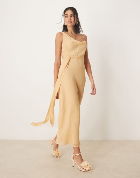 ASOS DESIGN - Asymmetrisk sandfarvet midaxi-kjole med slip-snit, vandfaldsudskæring og slå om-bindedetalje - view 1
