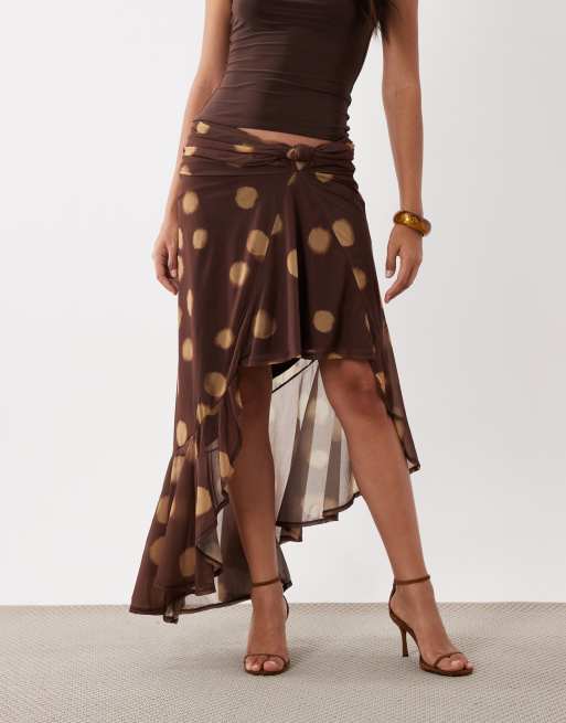 ASOS DESIGN asymmetrisk slå om-sarongnederdel med prikprint i brun, 2 af 5