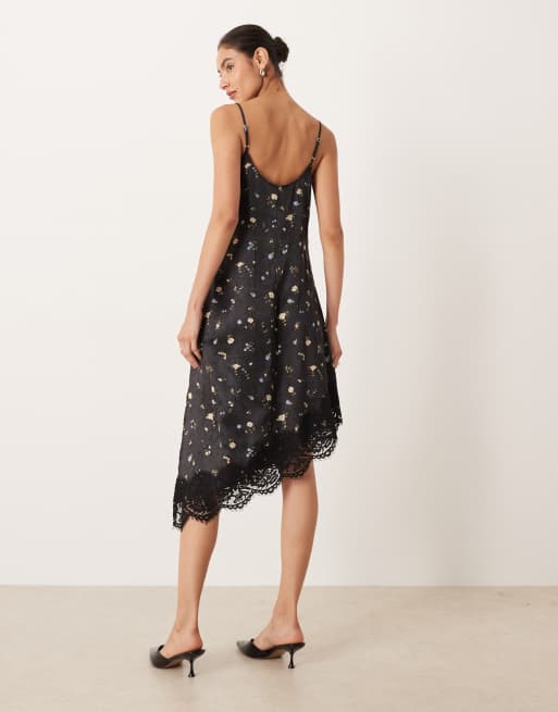 ASOS DESIGN - Asymmetrisk sort cami-minikjole i satin med blondekanter og blomstermønster, 4 af 4
