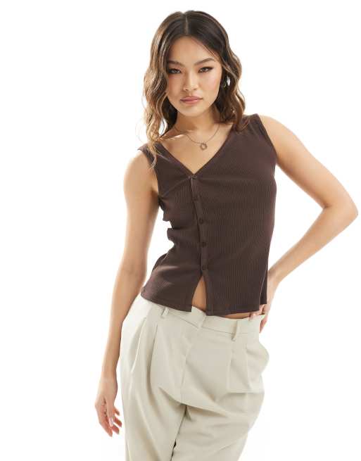 ASOS DESIGN - Asymmetrisk top med knapper i chokoladebrun