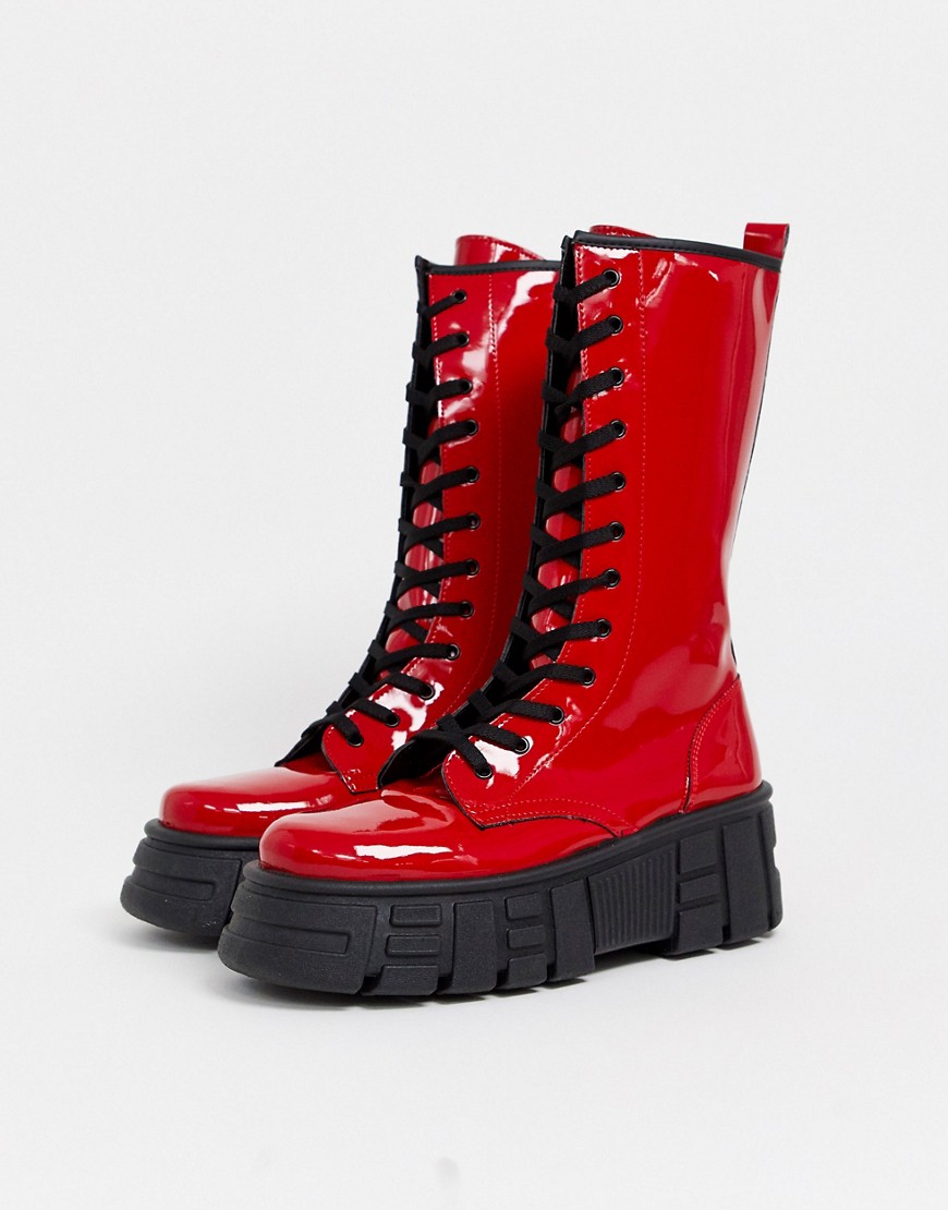 ASOS DESIGN - Athens - Stivali alti stringati rosso Patent con suola spessa