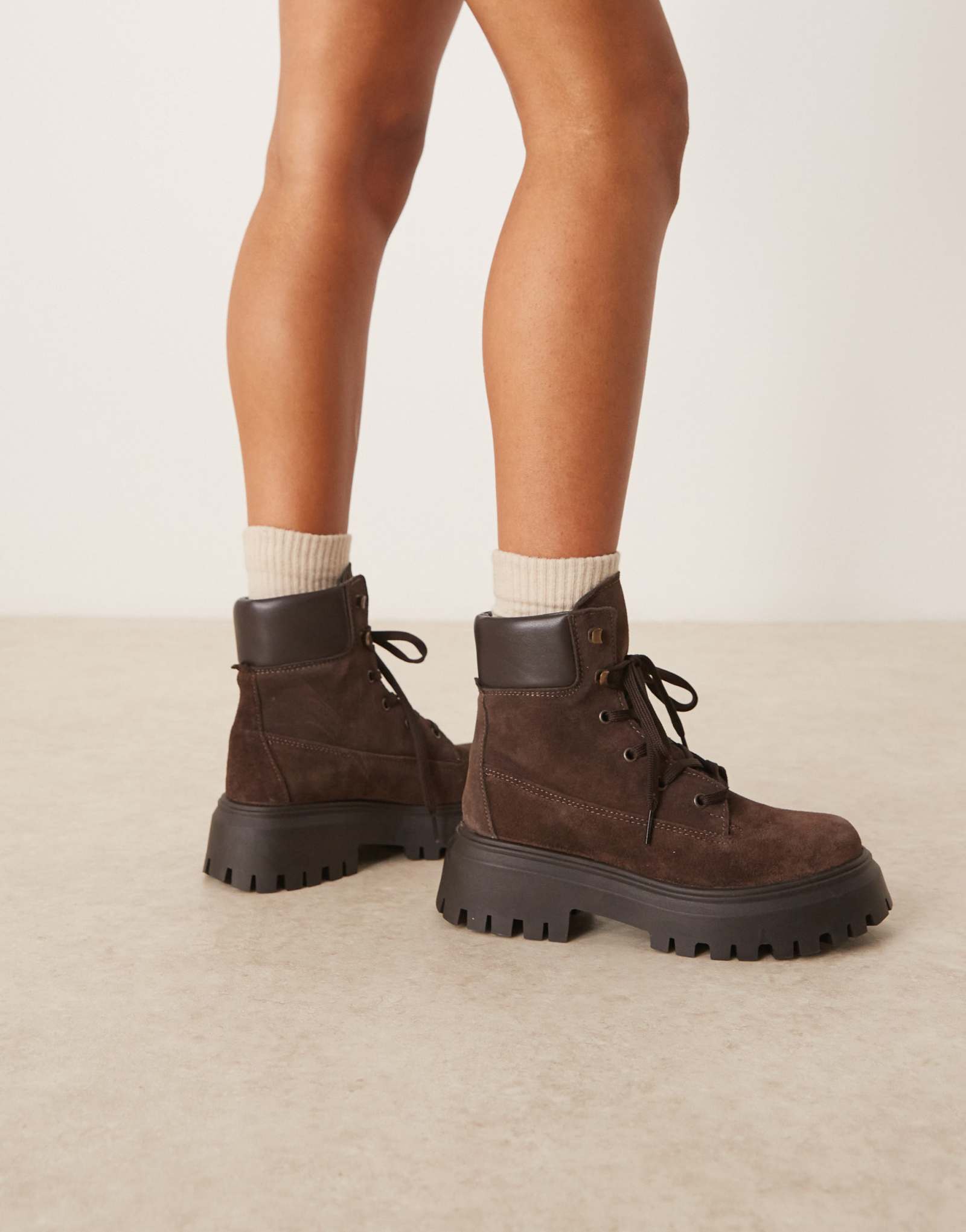 Замшевые ботинки ASOS DESIGN Athens на толстой шнуровке шоколадного цвета