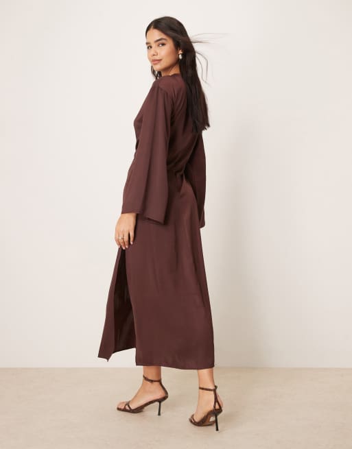 ASOS DESIGN – Auberginefärgad maxiklänning i satin med omlottdesign, 4 av 4