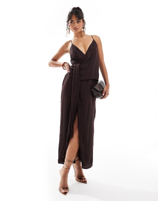 ASOS DESIGN – Auberginefärgad midiklänning med drapering, indragen detalj och smala axelband